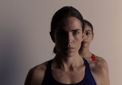 Karla Souza y Dèja Ebergenyi, protagonistas de 'La caída'.