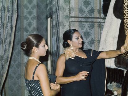 Lola Flores, de compras con su hija Lolita en 1976