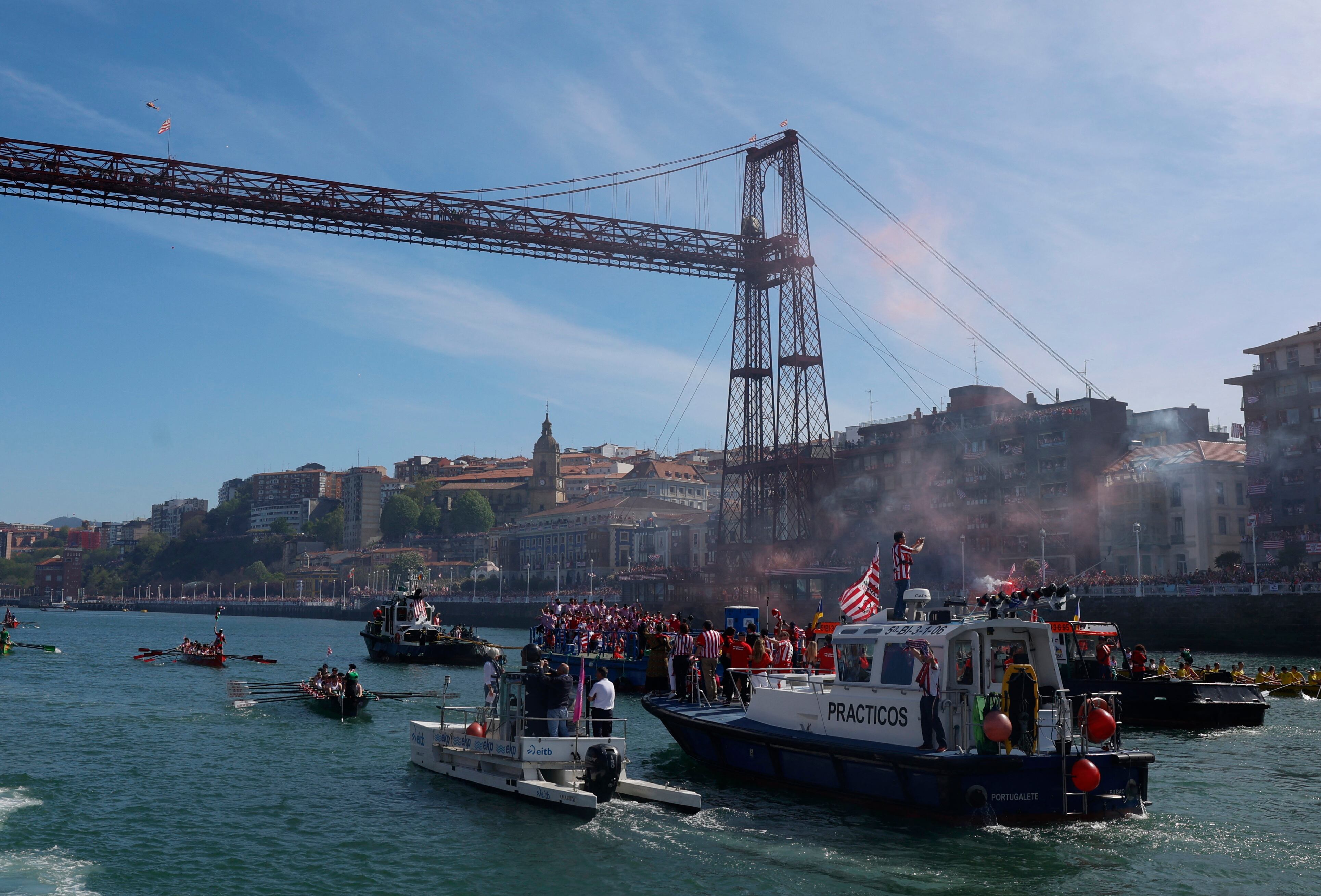 La gabarra, junto con el resto de naves de distinto tamaño que forman el séquito de la celebración a su paso por el Puente Colgante.