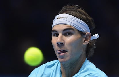 Rafael Nadal of Spain returns the ball during his men's singles tennis match against Roger Federer of Switzerland at the ATP World Tour Finals at the O2 Arena in London November 10, 2013. REUTERS/Toby Melville (BRITAIN - Tags: SPORT TENNIS)