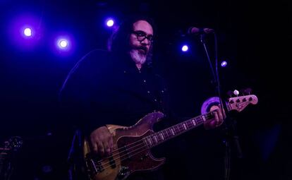 James McNew en un momento del concierto de este lunes en Madrid.