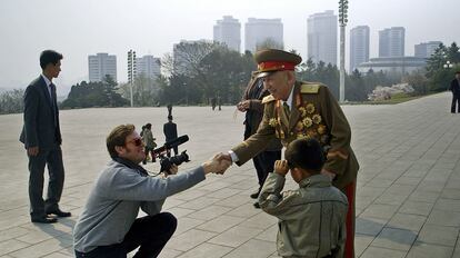 El cineasta Álvaro Longoria, director del documental The Propaganda Game, saluda a un veterano de la guerra que dividió la península coreana.
