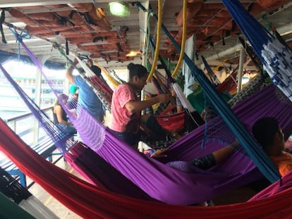 O interior do barco Cl&iacute;via, saindo de Manaus.