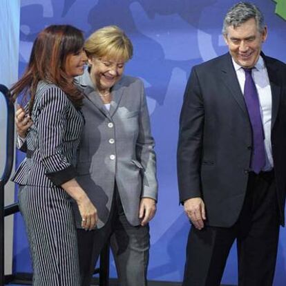 Cristina Fernández, Angela Merkel y Gordon Brown (de izquierda a derecha) se preparan para la foto de familia de la cumbre de este fin de semana en Washington.