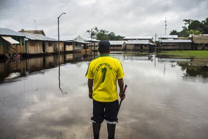 Cuninico y está situada a orillas del Marañón, a ocho horas río arriba del puerto de Nauta y otras ocho horas de Yurimaguas rumbo al sur. El resto es solo agua y selva, como todas las comunidades cercanas. Cuninico tiene unos 450 cincuenta habitantes que viven de la pesca y un equipo de futbol. En época de crecidas su terreno de juego se vuelve impracticable.