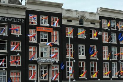 Banderas holandesas y españolas en un edificio de Ámsterdam.
