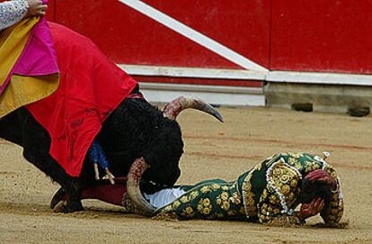 El Califa resultó cogido por el primer toro de la tarde y no pudo terminar la faena.