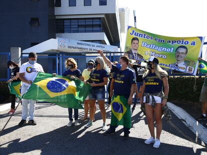 Simpatizantes de Bolsonaro e Sergio Moro em frente à sede da Polícia Federal em Curitiba.