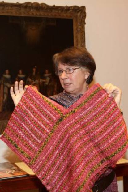 La antropóloga Martha Turok muestró un rebozo la semana pasada durante el anuncio de la exposición "El arte del jaspe y el rebozo: pautas para la conservación de una tradición".