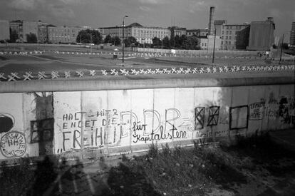 Grafitis sobre el muro de Berlín. En la actualidad la East Side Gallery, el mayor tramo que se conserva de los restos del muro, es la mayor galería de arte al aire libre del mundo y en ella se pueden ver cientos de grafitis de diferentes artistas que retratan los cambios de Alemania tras la caída del Muro.