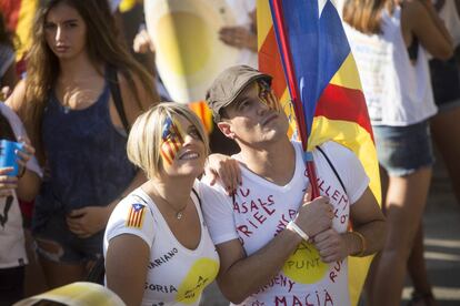Dos personas durante la manifestación a favor de la independencia de Cataluña.