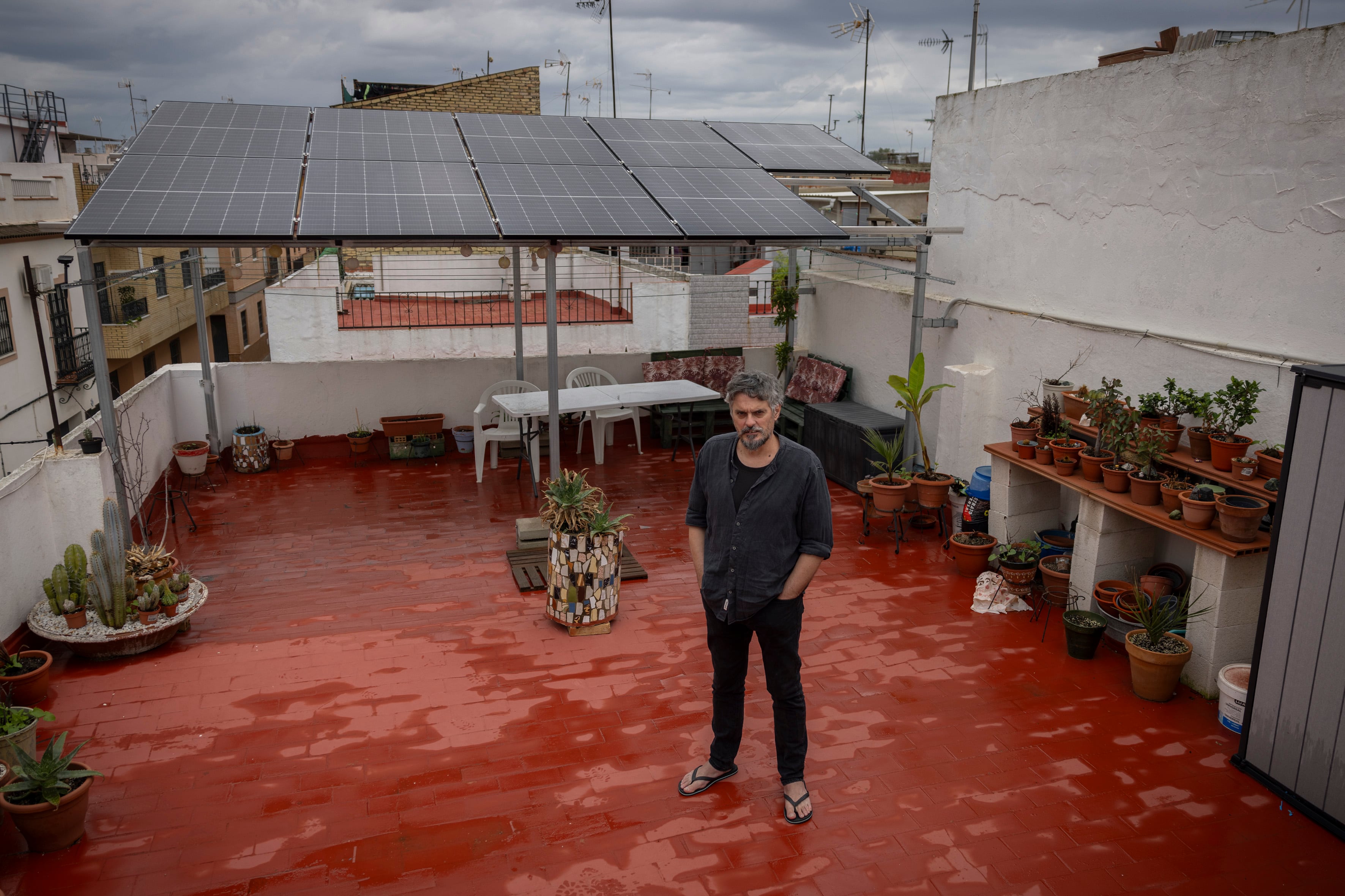 Víctor López, en su azotea del barrio de Padre Pío de Sevilla, donde ha instalado nueve placas solares, el pasado jueves. 