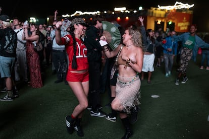 Dos mujeres bailan durante el concierto de Vampire Weekend en el Primavera, el 30 de mayo.

