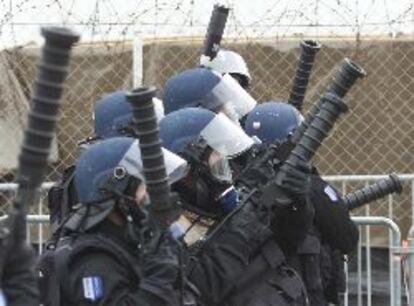 Fuerzas francesas de Kflor emplean material antiditurbios contra los manifestantes albonokosovares en la ciudad de Mitrovica.