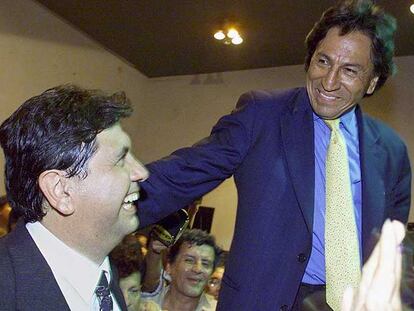 Los candidatos presidenciales Alan García y Alejandro Toledo, tras la primera vuelta electoral de 2001.
