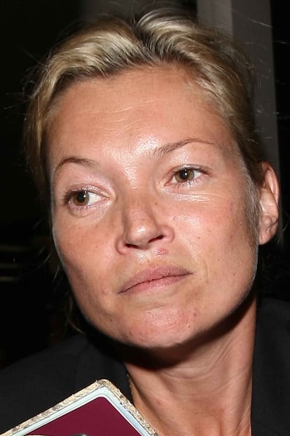 Kate Moss es una de las mujeres más bellas del mundo... ¿O de las que mejor dan en cámara? Porque un día cualquiera, sin maquillaje, la supertop pierde bastante.