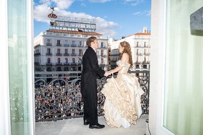 Talía del Val y Guido Balzaretti, durante su actuación desde el balcón de la sede del Gobierno de la Comunidad de Madrid. 
David Expósito 