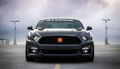 Mustang GT de 2016 con logo Mi de Xiaomi.