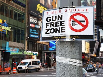 NEW YORK, NEW YORK - AUGUST 31: People walk past a "Gun Free Zone" sign posted on 40th Street and 7th Avenue on August 31, 2022 in New York City. Signs announcing a "gun-free zone" were posted at every entry and exit point of the Times Square area as a New York law limiting where firearms can be legally carried in public is set to go into effect on Thursday.   Michael M. Santiago/Getty Images/AFP
== FOR NEWSPAPERS, INTERNET, TELCOS & TELEVISION USE ONLY ==