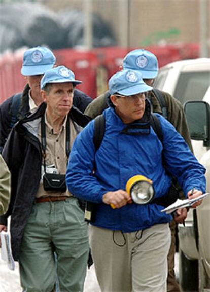 Varios inspectores de la ONU, trabajando ayer en Bagdad.