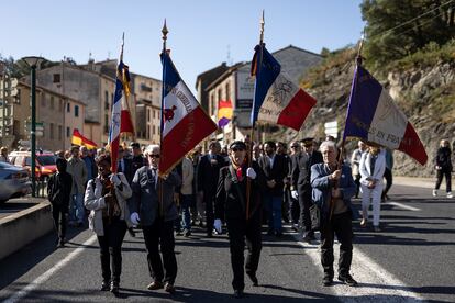 Marcha en homenaje a los exiliados, este lunes en Le Phertus, Francia.