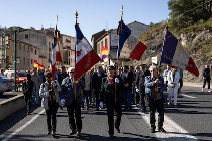 Marcha en homenaje a los exiliados, este lunes en Le Phertus, Francia.