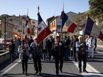 Marcha en homenaje a los exiliados, este lunes en Le Phertus, Francia.