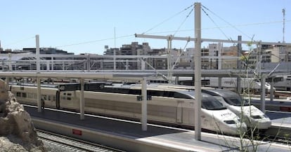 Tres trenes AVE en una estación española