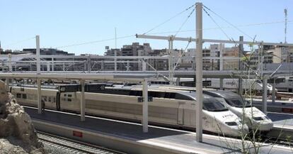 Tres trenes AVE en una estación española