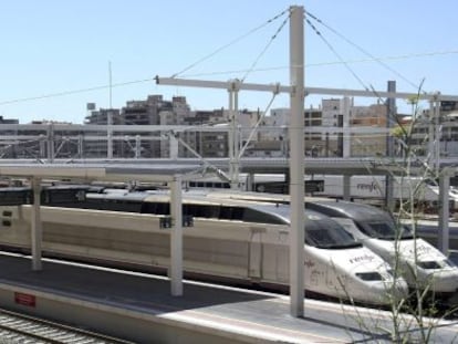 Tres trenes AVE en una estación española