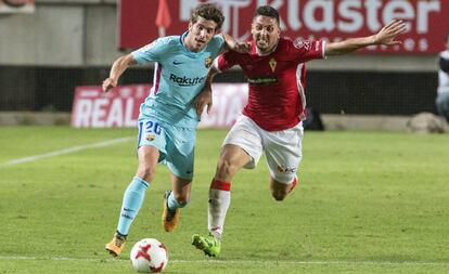 El centrocampista del Barcelona Sergi Roberto disputa el balón con el defensa del Real Murcia "Juanra".