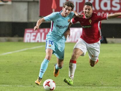 El centrocampista del Barcelona Sergi Roberto disputa el balón con el defensa del Real Murcia "Juanra".