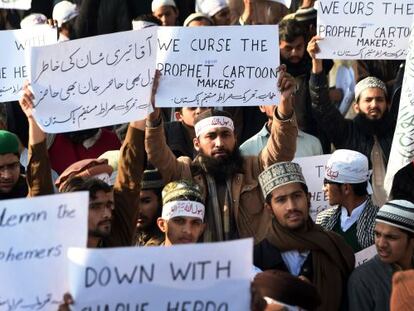 Manifestación este jueves en la ciudad paquistaní de Lahore contra las caricaturas de Mahoma publicadas en el último número de 'Charlie Hebdo'.