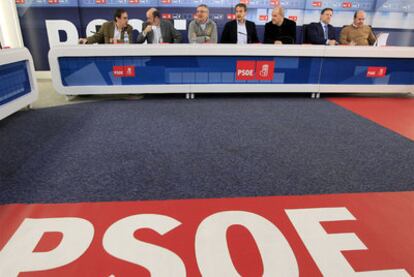 Valeriano Gómez, Rubalcaba, Blanco, Zapatero, Chaves, Iglesias y Zarrías en la reunión de ayer en la sede federal del PSOE.