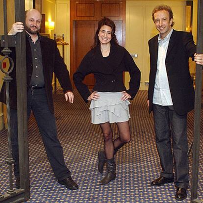 Juan José Campanella, a la izquierda, junto a los actores Valeria Bertuccelli y Eduardo Blanco, en Valladolid.