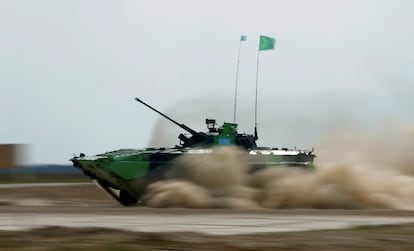 Un vehículo anfibio de combate de infantería BMP-2, operado por un equipo kazajo, durante una prueba de los Juegos Militares Internacionales 2016.