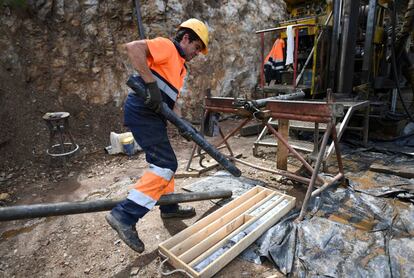 Un trabajador de la mina Barroso cerca de Boticas.