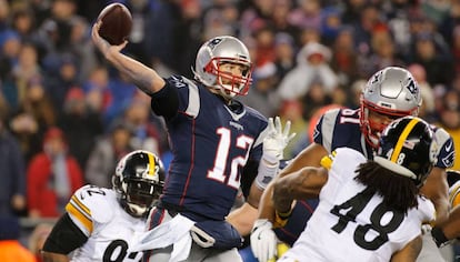 Brady al momento de dar un pase