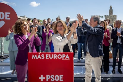 Las vicepresidentas del Gobierno, Teresa Ribera y María Jesús Montero, y el secretario general del PSOE-A, Juan Espadas, durante la presentación de las candidaturas del PSOE a las elecciones europeas.