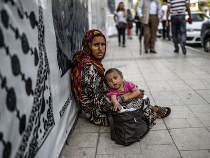 Una siria pide limosna este mi&eacute;rcoles en Estambul.