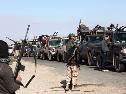 Antiguos rebeldes libios en un control situado a 60 kilómetros de la ciudad de Bani Walid, antiguo bastión de Gadafi.
