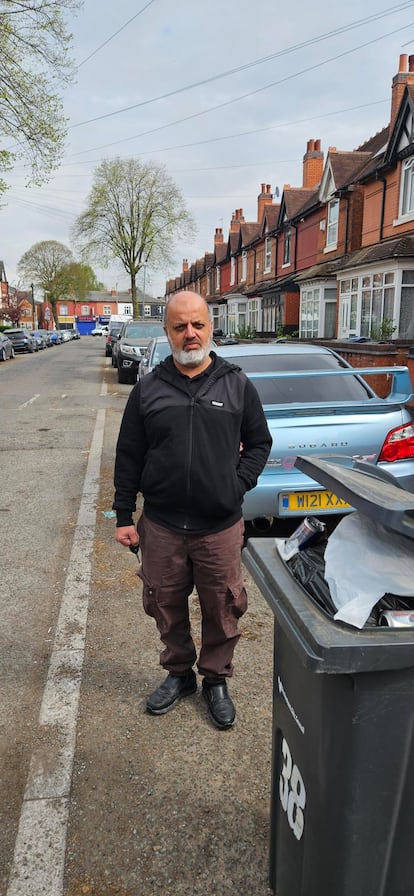 Mohamed, trabajador municipal de Birmingham, este martes a las puertas de su vivienda.