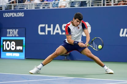 Carlos Alcaraz devuelve de revés durante el duelo contra Gojowczyk en la Grandstand.