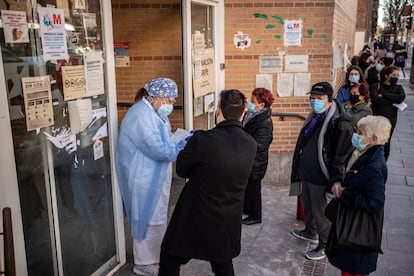 En la foto un centro de salud en General Ricardos, Madrid.
