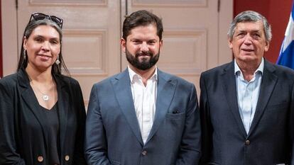 Gabriel Boric, junto a Lautaro Carmona, presidente del Partido Comunista, y Bárbara Figueroa, secretaria general del PC.