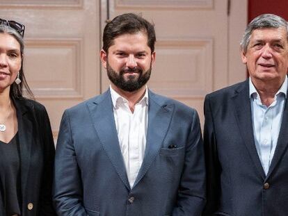 Gabriel Boric, junto a Lautaro Carmona, presidente del Partido Comunista, y Bárbara Figueroa, secretaria general del PC.