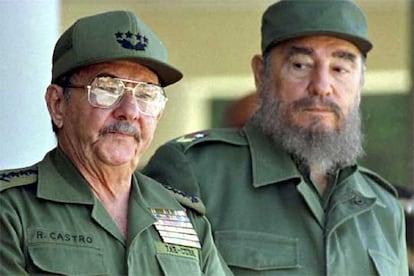 Por primera vez en la historia, y a punto de cumplir 80 a?os, el lder cubano, Fidel Castro, se ha visto obligado a delegar sus cargos en el Partido, el Consejo de Estado y las Fuerzas Armadas en su hermano menor, Ral, ministro de Defensa y segundo hombre de la jerarqua cubana. En la imagen, Fidel junto a su hermano Ran en un acto oficial en 2001.