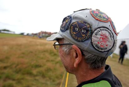 Un aficionado, con una gorra conmemorativa del Open Británico.