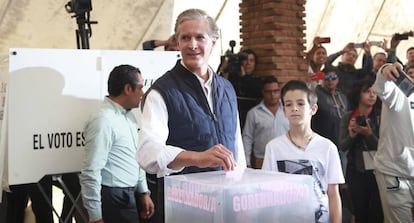 El candidato del PRI a la gubernatura del Estado de México, Alfredo del Mazo, votó en Huixquilucan.
