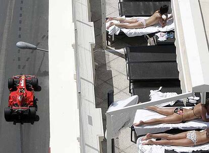 Un bólido pasa bajo la terraza de un hotel.